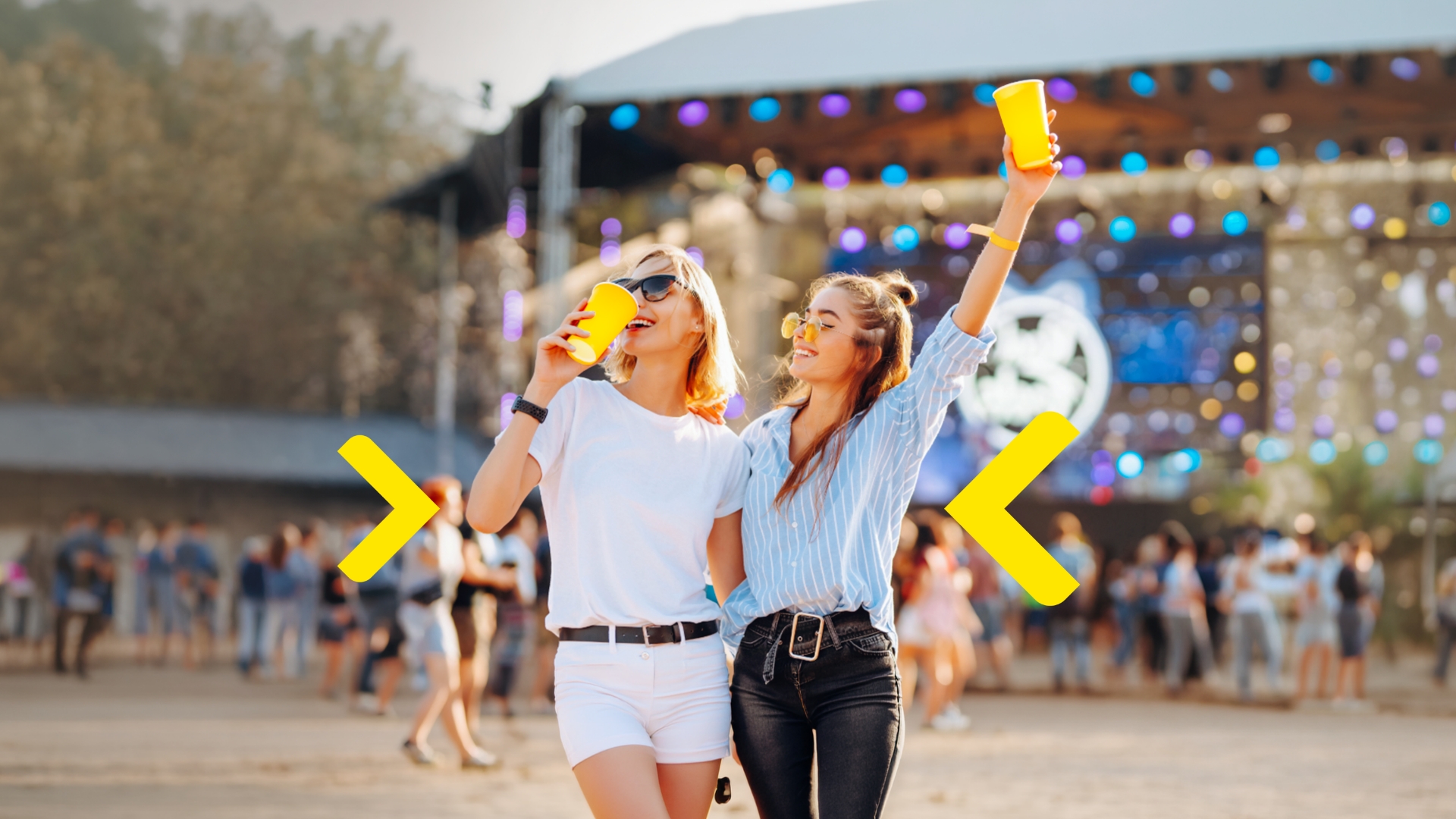 Dvě kamarádky na festivalu