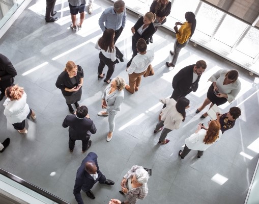 skupina lidí v kanceláři