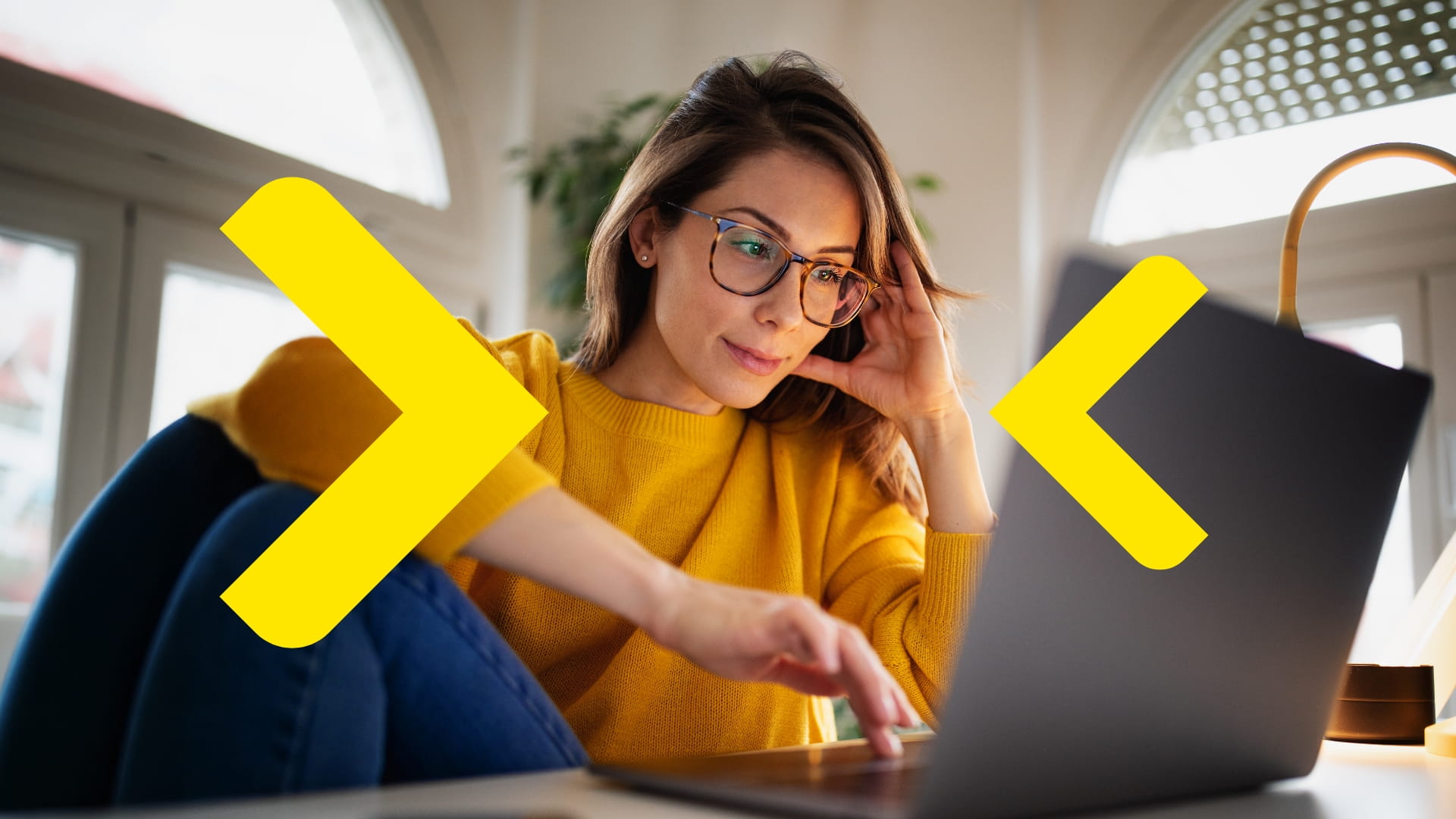 Mladá žena s notebookem.