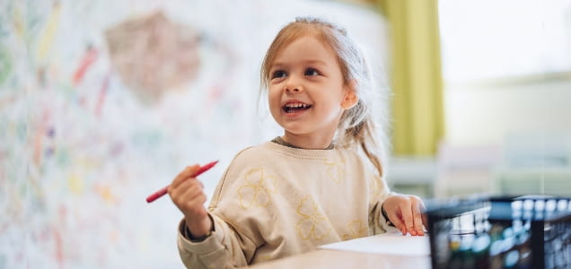 Holčička píše úkoly