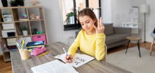 Dívka píše úkoly
